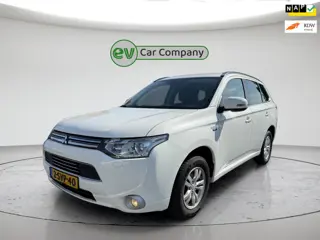 Mitsubishi Outlander 2.0 PHEV instyle+ | Trekhaak | Camera | Cruise Control | Stoelverwarming