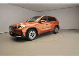BMW iX1 eDrive20 | LED | Navigatie | Panoramadak | Sportstoelen | Shadow line | DAB | Alu 17inch