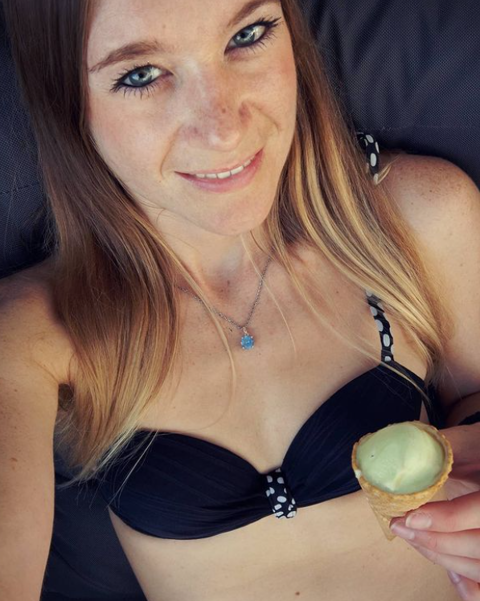 wie wil er genieten van mijn boobies?