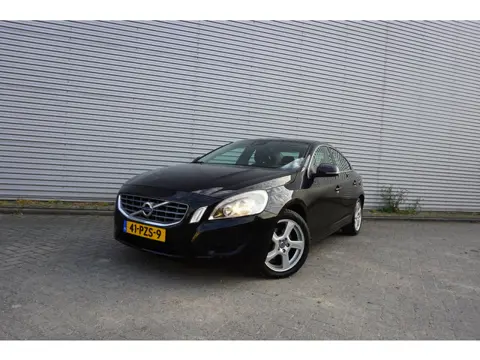 Volvo S60 1.6 T4 Momentum AUTOMAAT - Climate / Navi / Cruise / Parkeers. / Trekhaak / Lm velgen / NA