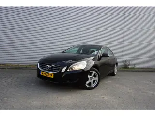 Volvo S60 1.6 T4 Momentum AUTOMAAT - Climate / Navi / Cruise / Parkeers. / Trekhaak / Lm velgen / NA