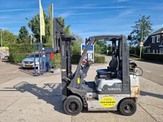 Nissan 1.8 ton LPG met triplomast en sideshift (bj 2010)