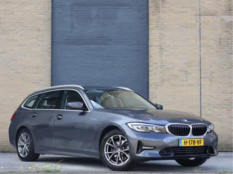 BMW 3 Serie Touring 320i Sportline Keyless | Camera | Carplay | M Sport stuurwiel | Sfeerverlichting