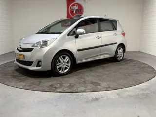 Toyota Verso-S 1.3 VVT-i Dynamic, Camera, Cruise, Clima, Panodak, Trekhaak, Navi, Telefoon, Blue too