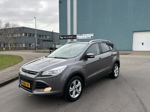 Ford Kuga 1.6-16V Eco-Netic Titanium 6-Bak 150 PK. Mooie en als nieuw rijdende auto van de tweede ei