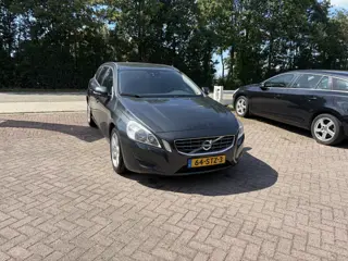 Volvo V60 1.6 T3 Momentum TREKHAAK STOELVERWARMING NAVI