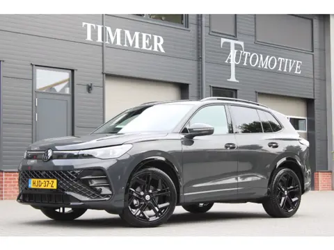 Volkswagen Tiguan 1.5 eTSI R-Line Edition - R Line binnen en buiten - 360 camera - 20 inch Stoelmass