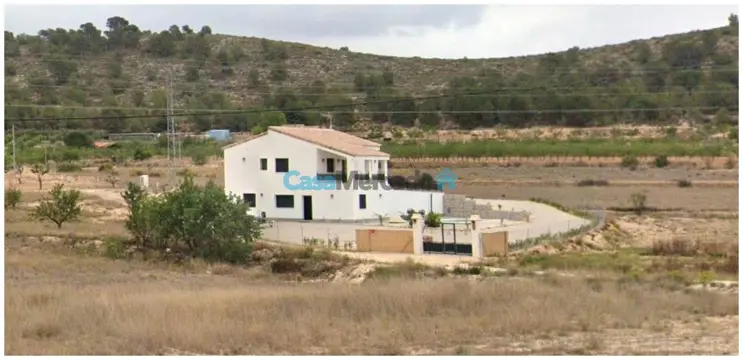 Vrijstaande villa met 5 slaapkamers en zwembad, gelegen nabij Pinoso (Alicante, Spanje)