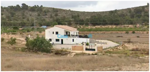 Vrijstaande villa met 5 slaapkamers en zwembad, gelegen nabij Pinoso (Alicante, Spanje)