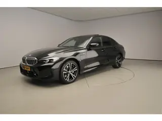 BMW 3 Serie Sedan 330e | M-Sportpakket | LED | Leder | HUD | Schuif-kanteldak| Sportstoelen | Keyles