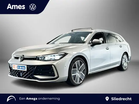 Volkswagen Passat Variant 1.5 eTSI 150pk DSG R-Line Edition | Panoramadak | Parkeersensoren voor & a