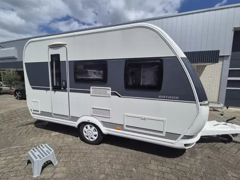 Hobby On Tour 390 SF Dwars bed, treinzit