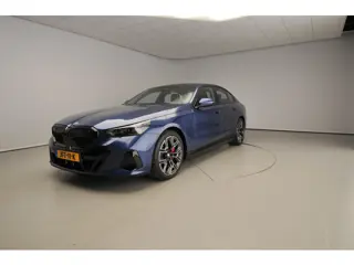 BMW 5 Serie Sedan 550e xDrive | M-Sportpakket | LED | Leder | HUD | Panoramadak | Sportstoelen | DAB
