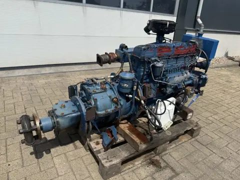 Ford 510E 100 PK 6 cilinder marine diesel motor met keerkoppeling