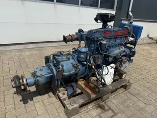 Ford 510E 100 PK 6 cilinder marine diesel motor met keerkoppeling