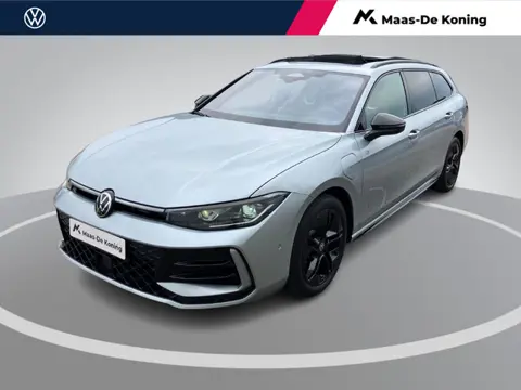 Volkswagen Passat Variant 1.5eHybrid 200kW/272PK R-Line Black Style DSG · Panoramadak · Trekhaak · L