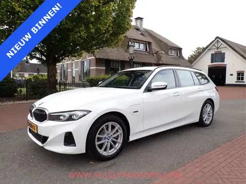 BMW 3 Serie Touring 320e xDrive FACELIFT CURVED-WIDESCREEN / CARPLAY / TREKHAAK / SPORTLEER