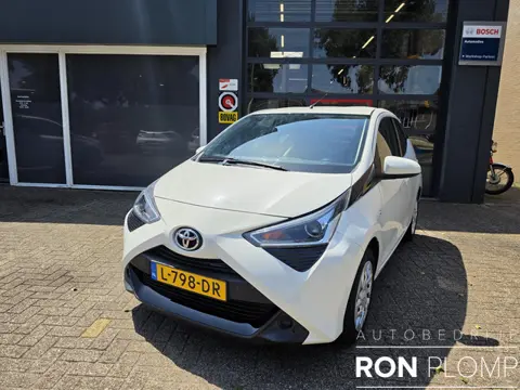 Toyota Aygo 1.0 VVT-i x-play limited Airco/ Apple carplay/ Camera/ LED