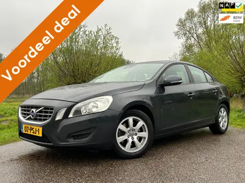 Volvo S60 1.6 T4 Kinetic Automaat / 2e Eigenaar / Navigatie / Clima / Trekhaak / Goed Onderhouden / 