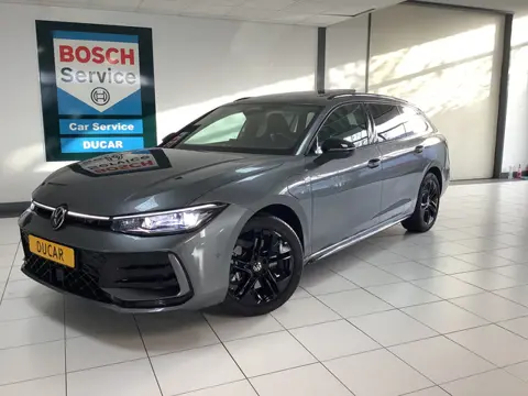 Volkswagen Passat Variant 1.5 eHybrid R-Line Edition 200 KW Panoramadak /trekhaak /IQ Light /220v aa