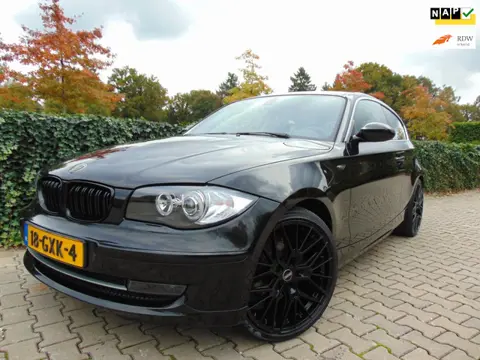 BMW 1-serie 116i Sport Line , Airco / Elec.Pakket / Isofix / Xenon / 19" Lm Velgen / Trekhaak Afneem