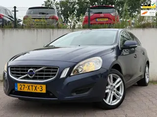 Volvo V60 1.6 T4 Momentum/NAVI/CLIMA/VOLLEDIG ONDERHOUDEN/LEDER/179 PK/AUTOMAAT/