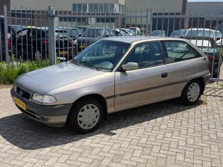 Opel Astra 1.6i Season UNIEK! 1EIGENAAR! IJSKOUDE AIRCO l TREKHAAK l STUURBEKRACHTEGING! NIEUWE APK!