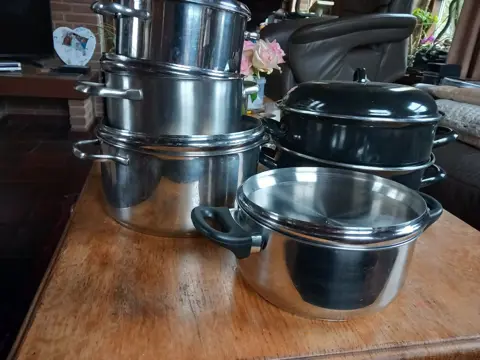 Servies , + bestek ,+ pannenset, 13 delig