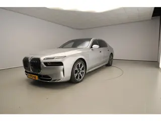 BMW 7 Serie 750e xDrive | LED | Leder | HUD | Achterasbesturing  | Rear seat entertainment | Panoram