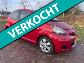 Toyota Aygo 1.0-12V Aspiration Red Navigator Automaat