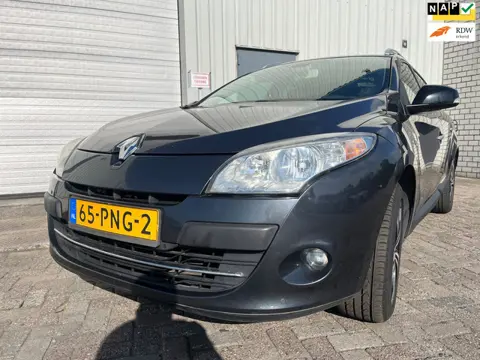 Renault Mégane Estate 1.4 TCe Bose - Motor rookt - 3 cilinders - Motor schade - Schade