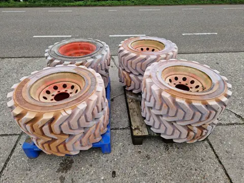 Onbekend Outrigger volrubber non marking hoogwerkerbanden