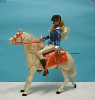 paardrij barbiepop op paard met galop geluid pop201