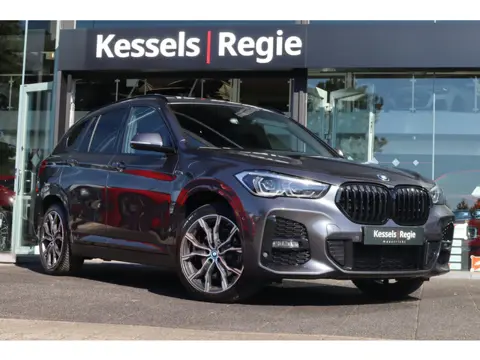 BMW X1 xDrive25e M sport | Pano | H&K | HuD | Memory | ACC | Trekhaak | Keyless | Camera | Leer | 19
