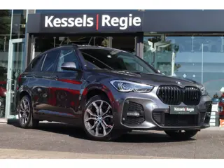 BMW X1 xDrive25e M sport | Pano | H&K | HuD | Memory | ACC | Trekhaak | Keyless | Camera | Leer | 19