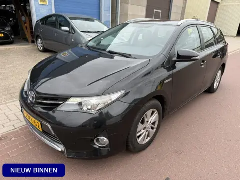 Toyota Auris Touring Sports 1.8 Hybrid Aspiration okt-2014 Niet mooi, wel goed. NAP 252.380km met bo