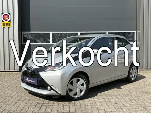 Toyota Aygo 1.0 VVT-i x-play | Airco | Camera | Cruise Control | Scherm | Bluetooth | All Season | I