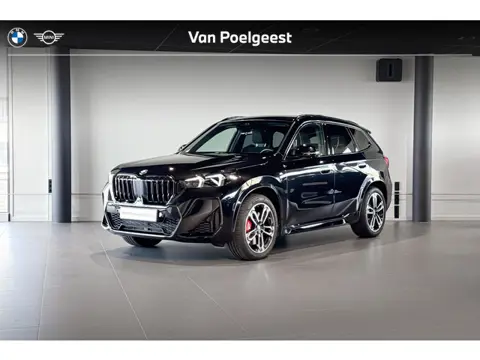 BMW X1 sDrive20i | M Sport Pro | Glazen Panoramadak | Harman Kardon | Stoelverwarming | Trekhaak |