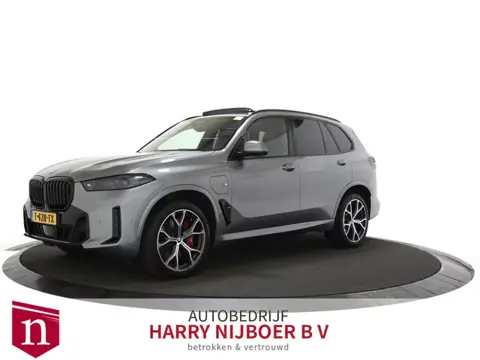 BMW X5 xDrive50e Launch Edition M-Sport Zwart Optiek Pano ACC HUD Trekhaak Luchtvering NL Auto!