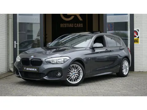 BMW 1-serie 118i M Sport Shadow Line AUTOMAAT|CRUISE|FULL LED|LEDER|NAVIGATIE|PANORAMA|STOELVERWARMI