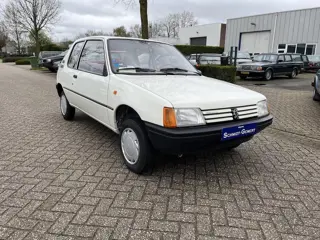 Peugeot 205 1.0 XE 1990 slechts 14.575 km!