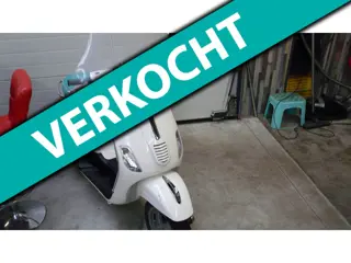 Vespa Snorscooter LX 4T,7 jaar binnen gestaan niet mee gereden!