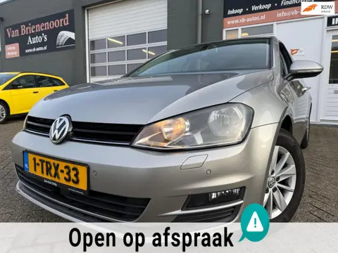 Volkswagen Golf 1.2 TSI Highline 5 drs met parkeersensoren en automaat en met navigatie en bluetooth