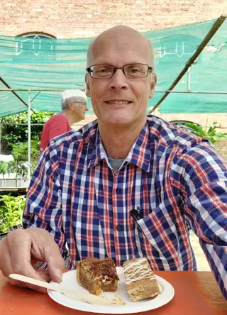 Zoek een lieve vrouw voor een verkleedpartij.