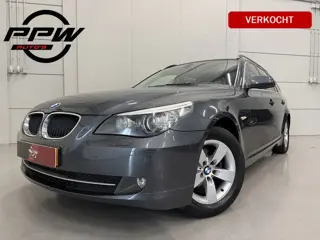 BMW 5 Serie Touring 520i High Exe aut. UNIEK 124DKM!!/PLATINGRAU/TREKHAAK/ZWART LEER COMFORT-SPORT+M