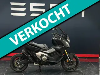 Honda X-ADV 750 Akrapovic Black on Black Smoke LED