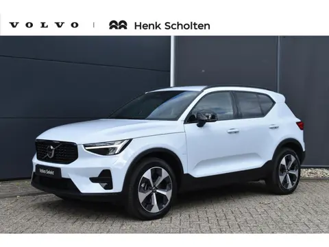 Volvo XC40 B4 Plus Dark | Trekhaak | Verwarmbare voorstoelen en stuurwiel | Keyless | Premium audio 