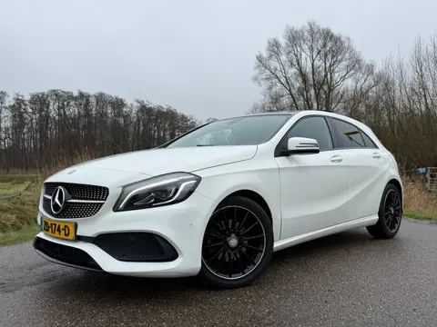 Mercedes-Benz A-klasse 180 AMG-Line / Panoramadak / H-Leder / Stoelverwarming / 18" Velgen / Clima /