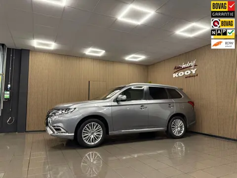 Mitsubishi Outlander 2.4 PHEV Instyle * Schuifdak / Carplay / Trekhaak / Stoel-Stuurverwarming / NL 