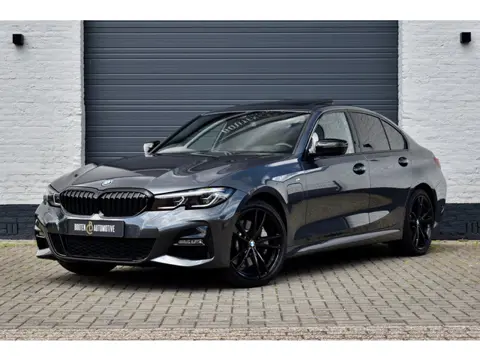 BMW 3-serie 330e High Executive M-Sport | Pano | Laser | 19" | Leder |